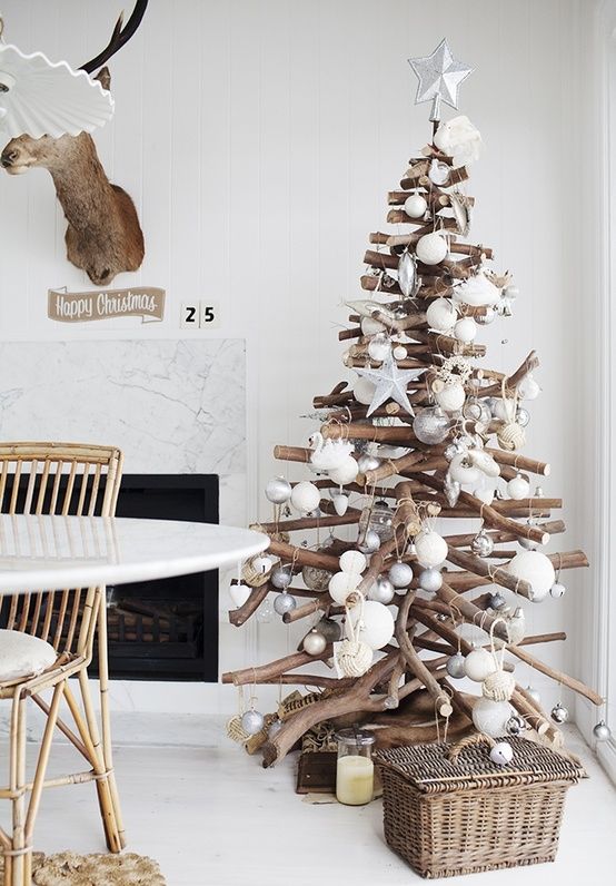 Galhos de árvore formam um pinheiro diferente para o Natal (Foto: Reprodução)